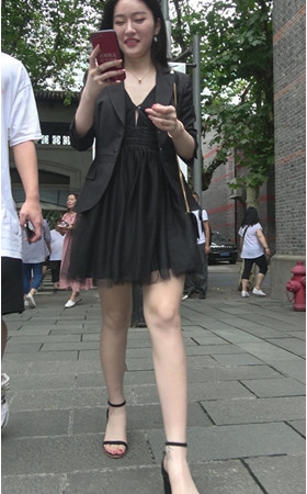 漂亮的气质黑裙美女