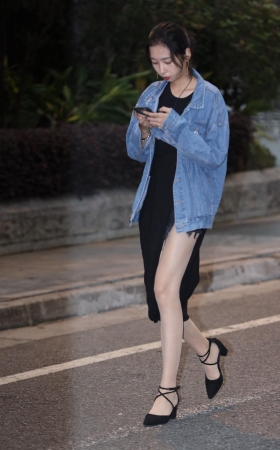 开叉裙漏出来的肉丝长腿