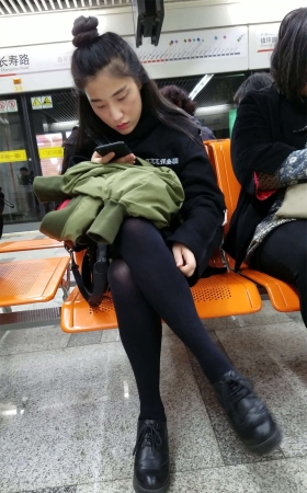 火车站候车的黑色丝袜短裙淡妆妹子