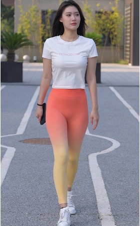 红色瑜伽裤美女【套图+视频】