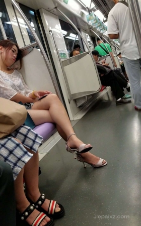 4K - 街拍美腿热裤白皙小姐姐 [1.86 GB/MP4]