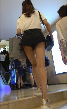 黑色牛仔热裤美女
