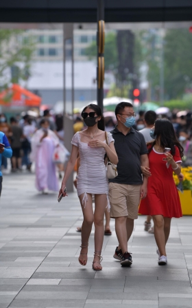 白皙美腿性感包屯裙美眉