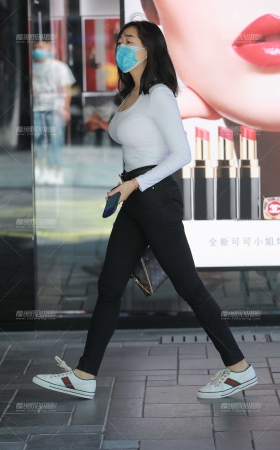 阳光下的丰韵小姐姐 [15P]