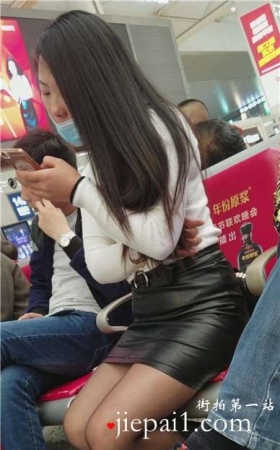 4k-性感黑丝美腿包臀皮裙口罩美女低头玩手机