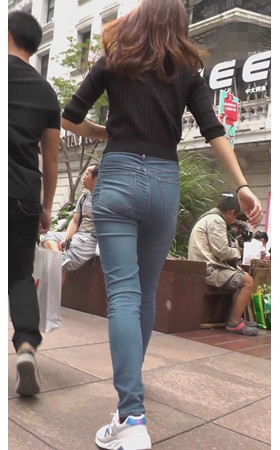 黑衣紧身牛仔长裤妹子