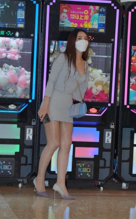 灰色修身短裙