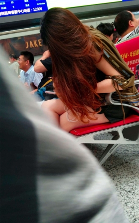街拍美女大白腿