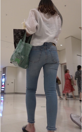 蓝色牛仔裤妹子
