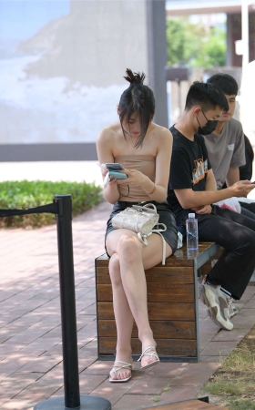 靓丽黑色皮裙