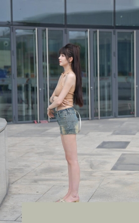 场外牛仔裙车模美女3A8214[2.33G]