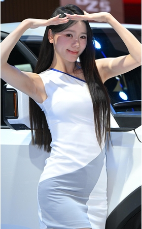 高跟连体裙车模美女【套图+视频】