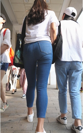 蓝色紧身牛仔裤美眉