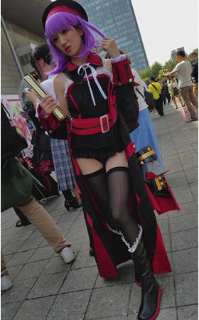 手持魔法书的cosplay美女