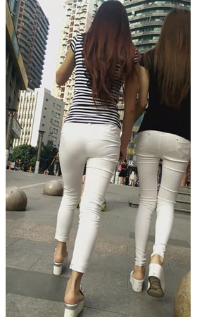 两个白裤小姐姐