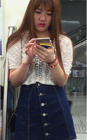 地铁偶遇大红唇美女