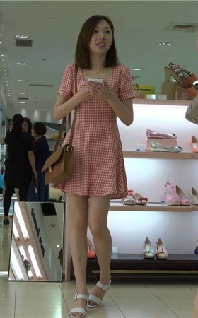 4K - 气质不错的格子裙美足mm [1.44 GB/MP4]