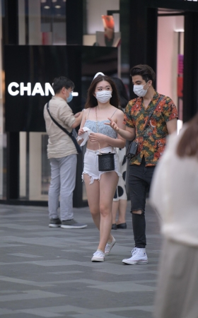 白色牛仔热裤美女