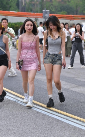 热裤小姐姐