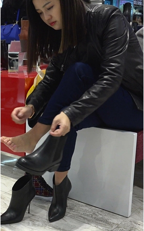 试短靴的美女