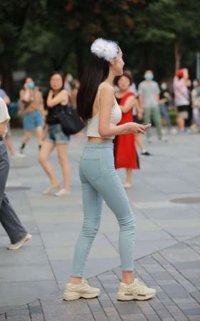 漂亮的牛仔裤美女小姐姐
