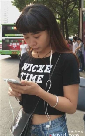 街拍性感小蛮腰性感短热裤靓丽美女 [3.74 GB]