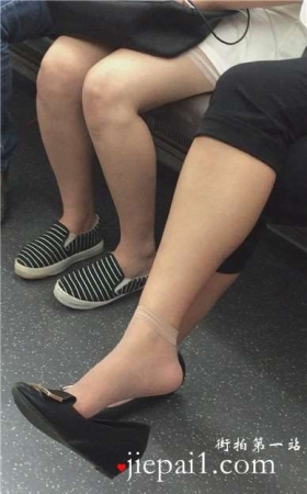 地铁上遇见晾脚加挑些的短丝袜美足美女