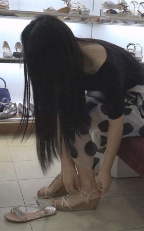 长裙少妇的红色指甲油美脚凉拖脚丫嫩白