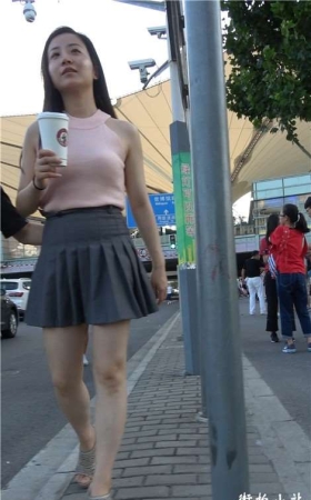 4K - 喝着星巴克的街拍短裙美腿小资女 [1.17 GB]