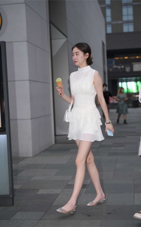 白色连衣裙女神