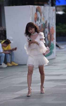 白裙子美女