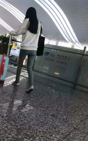 车站偶遇极品紧身蓝牛娇小身材小妹