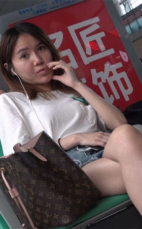 牛仔热裤，凉高跟特写