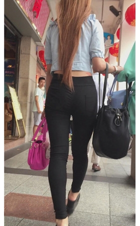 长发齐腰的黑裤紧身美女