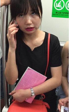 地铁上拍摄红唇性感OL制服美眉