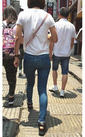 牛仔紧身短发妹子