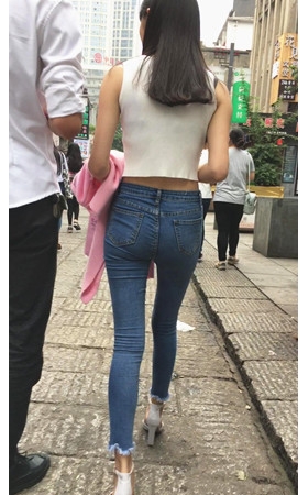 露腰紧身牛仔裤美女