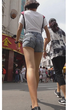长腿灰色热裤小妹