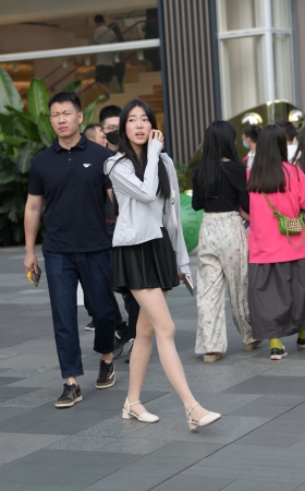 23527-19=54√街拍肉色丝袜，长腿清新女生