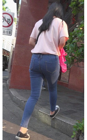粉衣牛仔紧身妹子