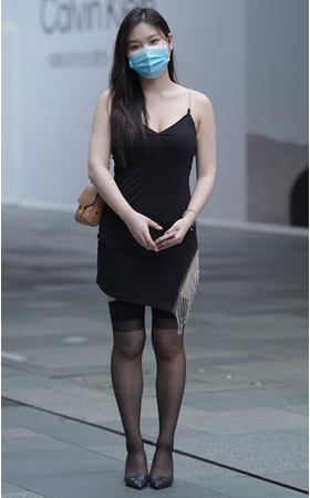 漂亮的吊带黑丝美女【套图+视频】