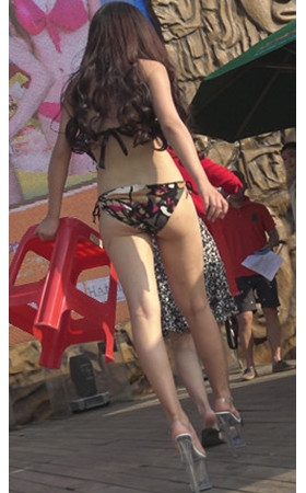 漂亮的高跟比基尼美女