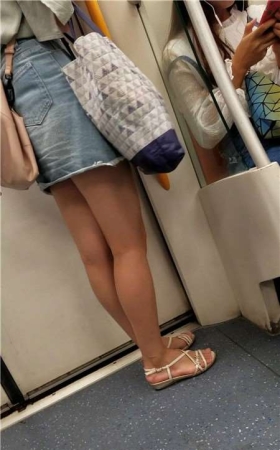 4k视频，地铁车厢街拍美腿热裤小姑娘