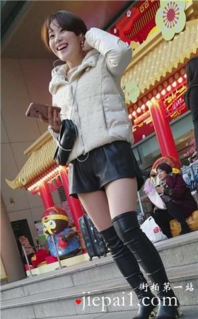 4k-街拍等人的短发漂亮美腿MM