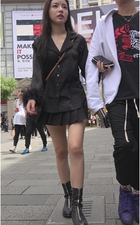 黑色短裙小妹