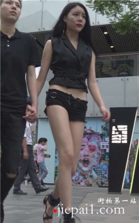 4k-街拍劲爆好身材短裤美女跟男友大街上秀恩爱[1.13 GB]