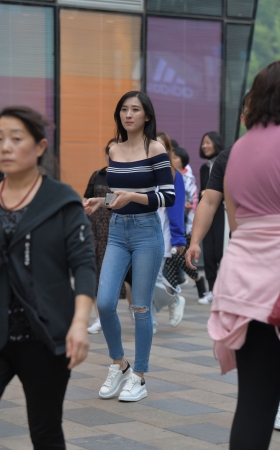 漂亮的牛仔紧身裤美女