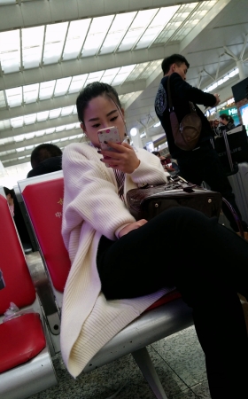 火车站拍摄白色毛衣美女