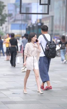 美腿细高跟美女