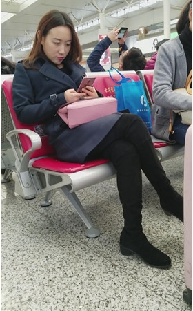 玩手机的美妇